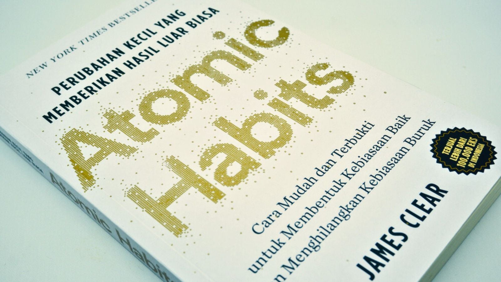 Bekas. Atomic Habits book from James Clear Indonesian translated, Life changing and motivational, isolated on a white background.
