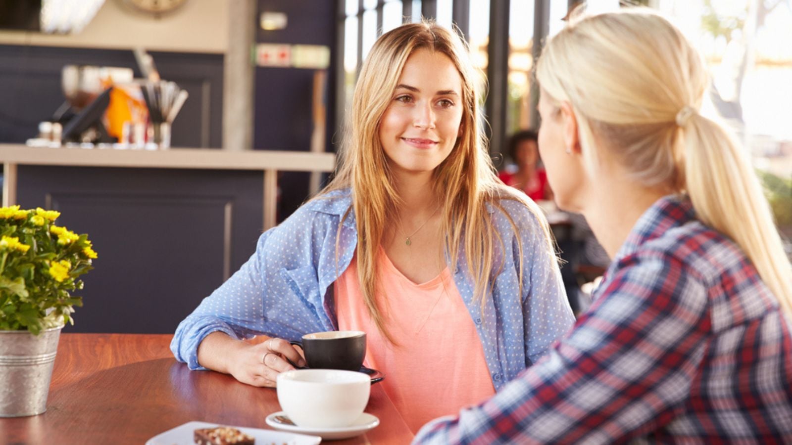 Friends talking at a coffee shop