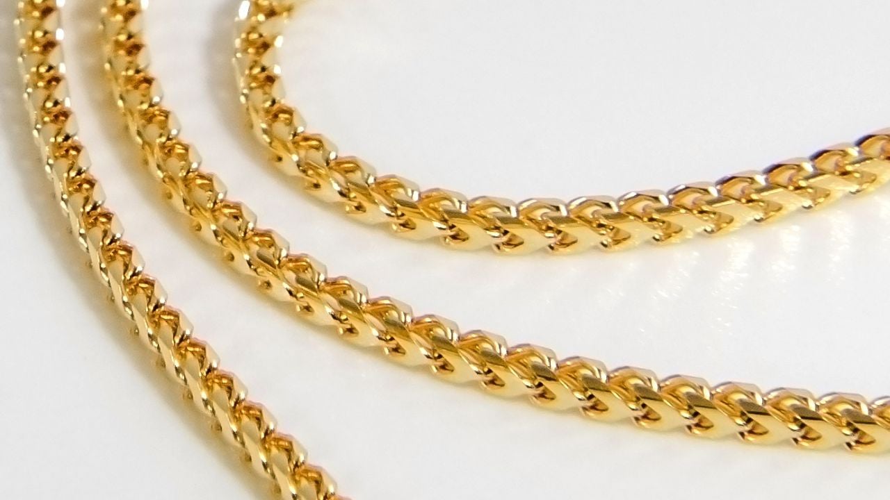 Gold Franco chain. Studio photography made in the shop/workshop of Sophies Silver (Swedish spelling), G&aring;seberg, Lysekil Municipality, Sweden.