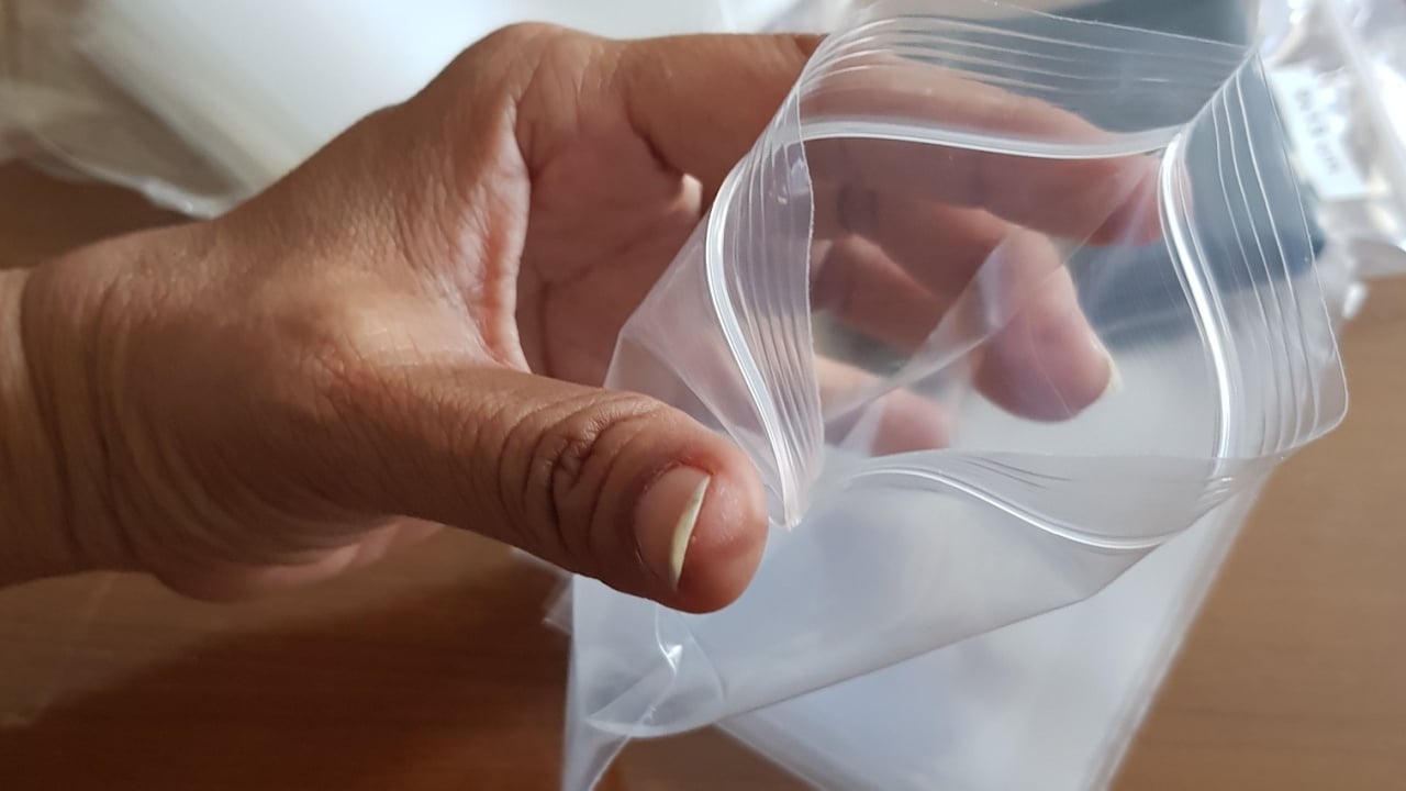 Zip lock bags, good quality, sticky, thick, tightly closed, zip lock bags, open by hand.