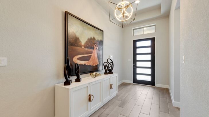 6 Mistakes Making Your Entryway Unwelcoming