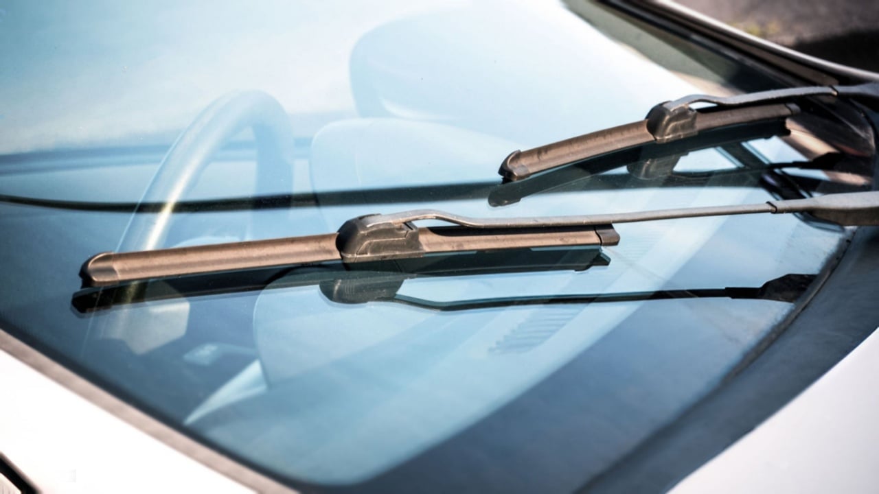 Large old windshield wiper on the windshield of the car DSC06926 Kopie