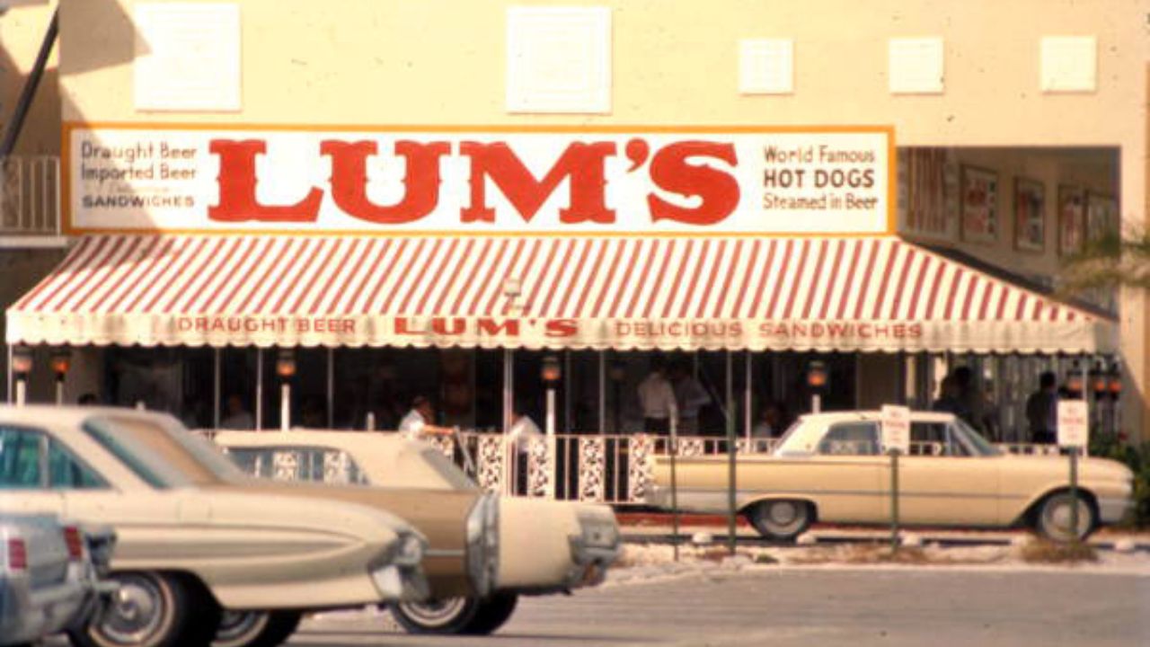 Lum's hot dog restaurant: Fort Lauderdale, Florida Author:Erickson, Roy. Photographed in February 1966
