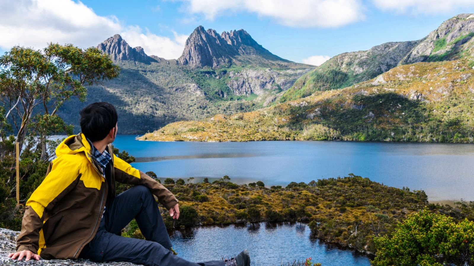 Man Travel in Cradle Mountain NP, Tasmania, Australia
