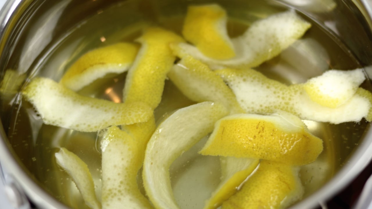 Boiling lemon skins in pan