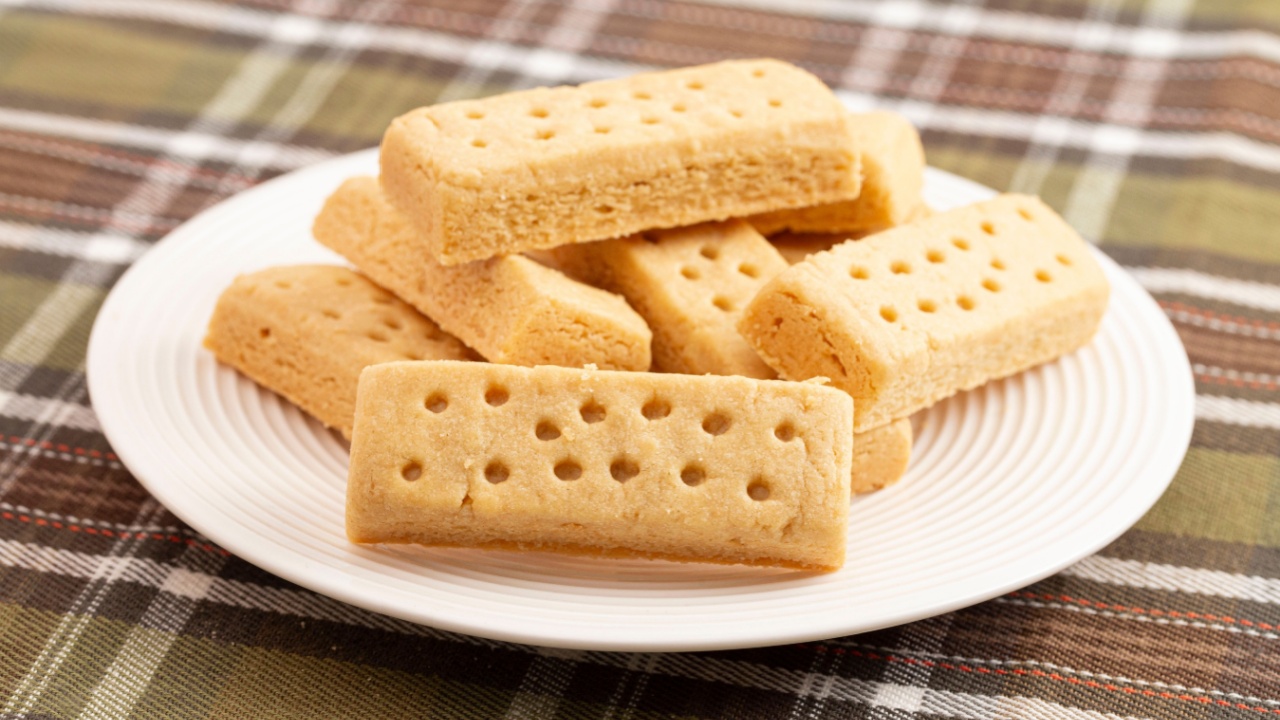 Classic Rectangular Butter Shortbread with Green Tartin Linen Napkin