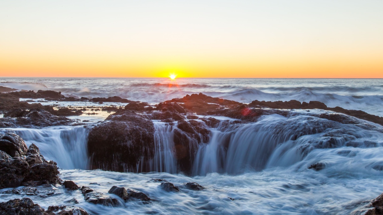 Thor's Well in sunset, Oregon