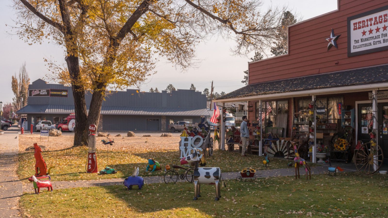 Store front of antiques and second hand Heritage USA in Sisters, Oregon, USA