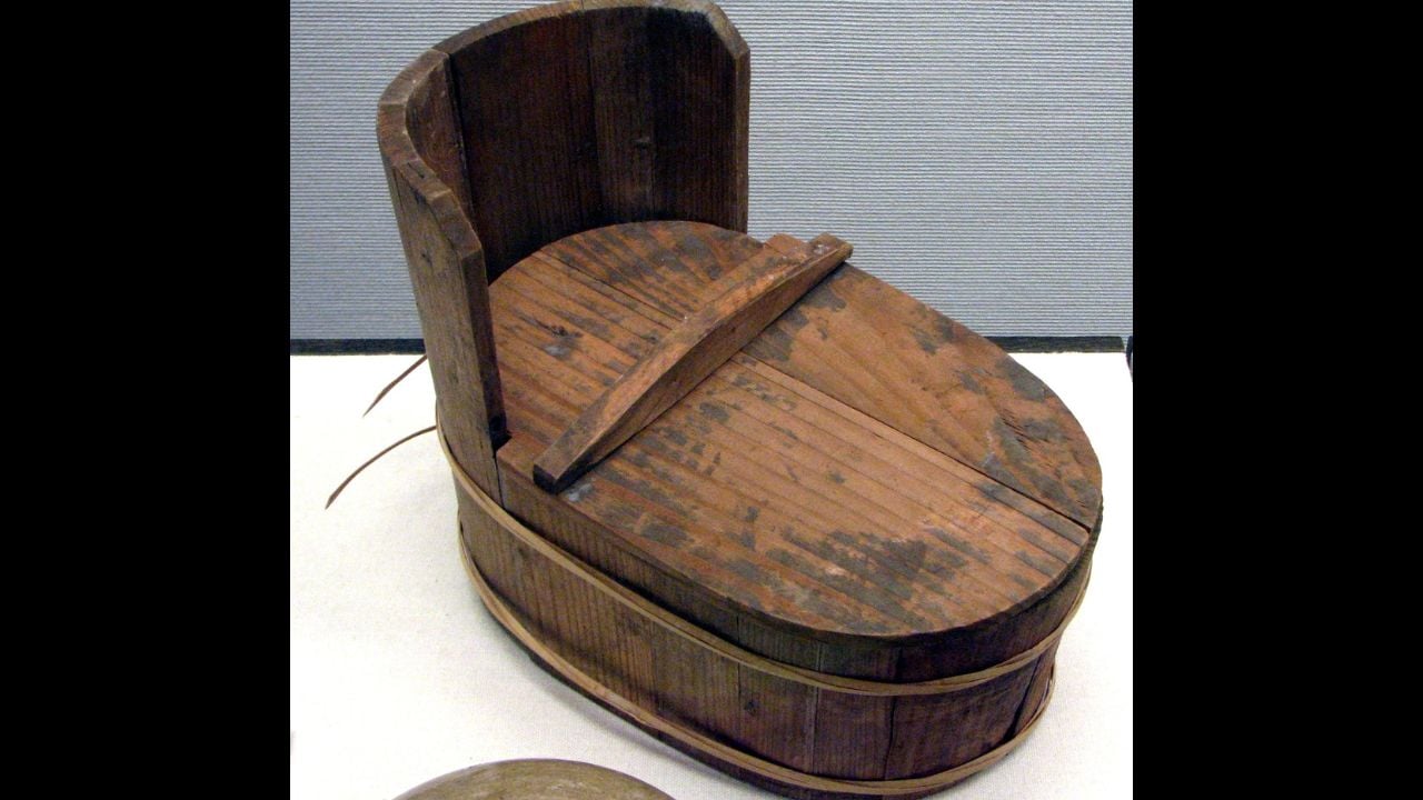 Japanese chamber pot from the Edo period. This pot is called Benki.