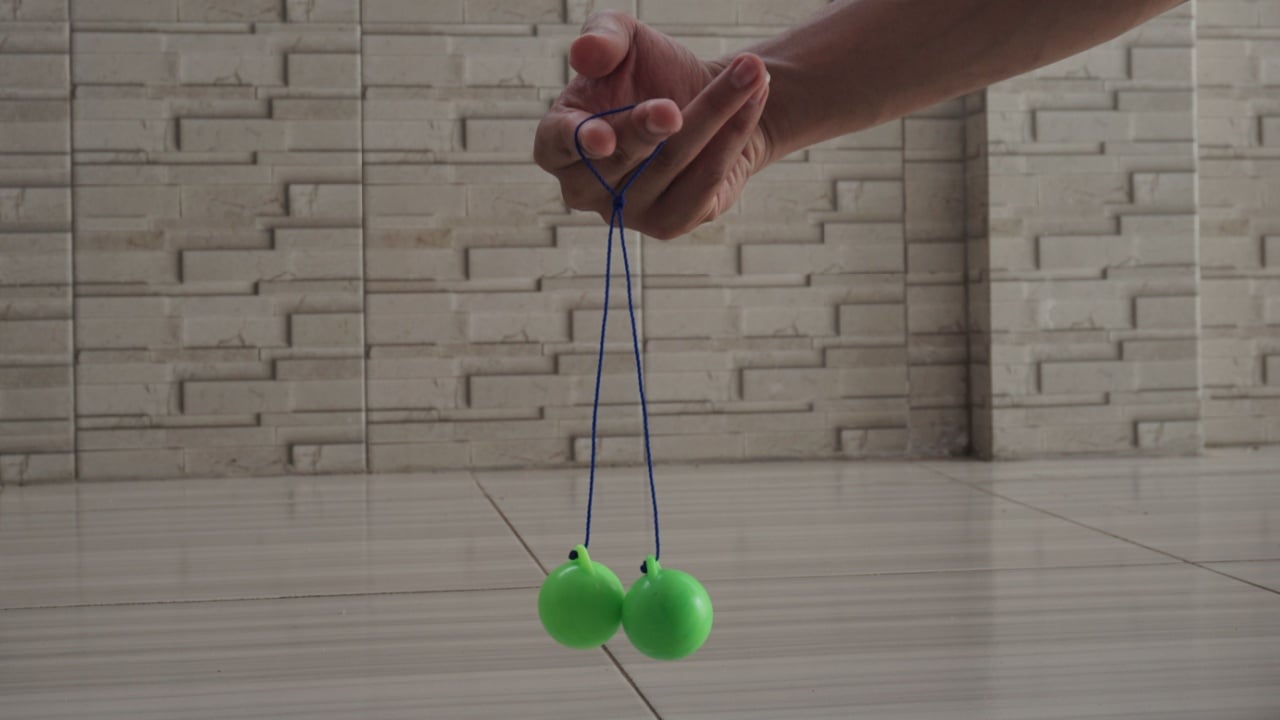 clackers is a children's game from America which is currently viral in Indonesia