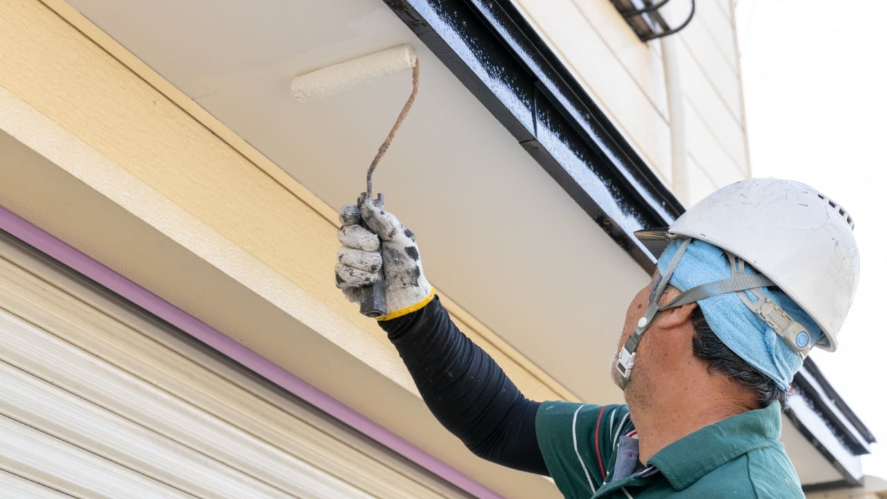 Man of craftsman who paints eaves