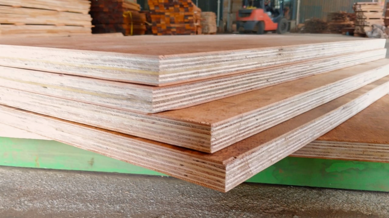Plywood with a thickness of 2.8 cm is usually used as a container floor
