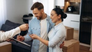 Couple are buying new house with the help of manager.