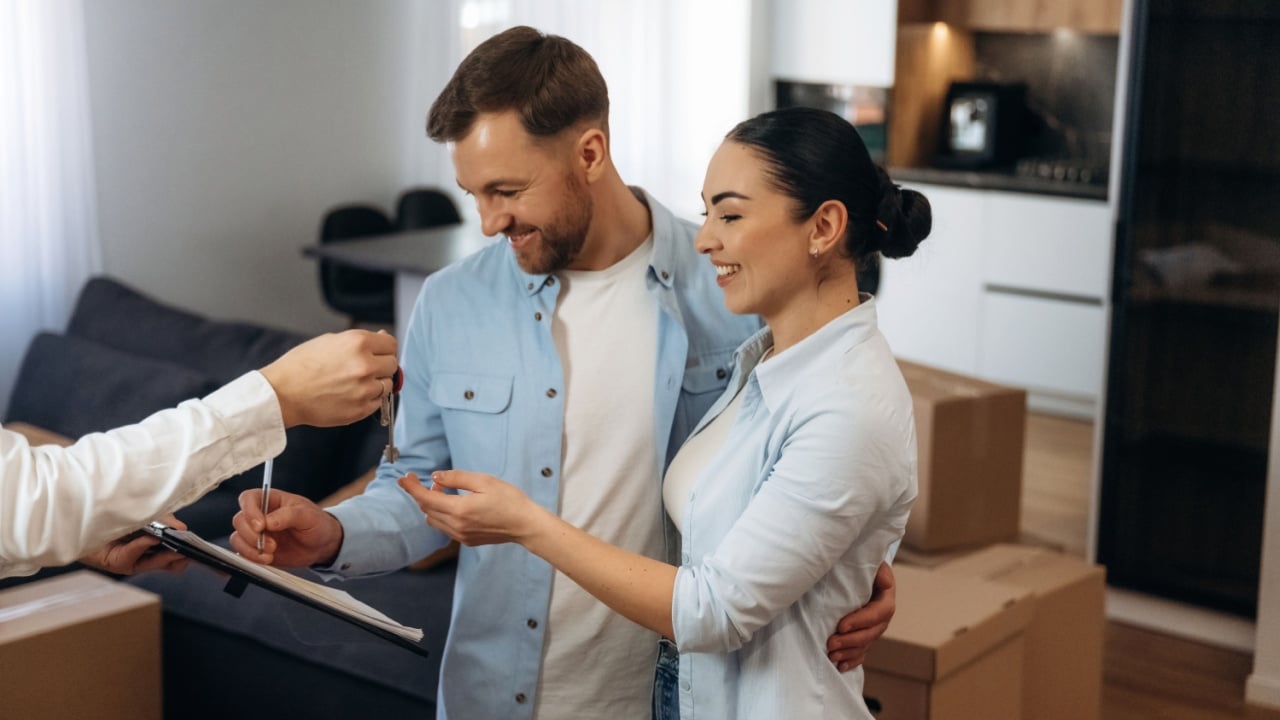 Couple are buying new house with the help of manager.