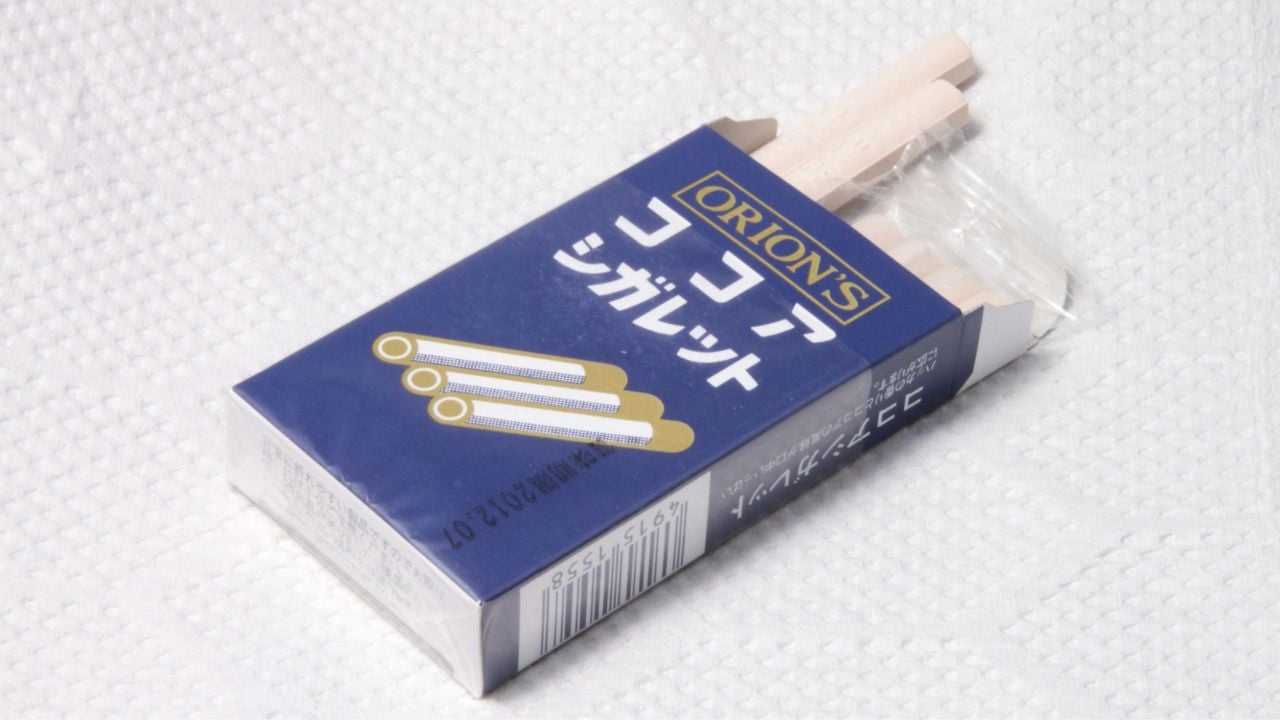A Cocoa-cigarette, a cigarette-like penny candy in Japan(not a cigarette nor tobacco) 