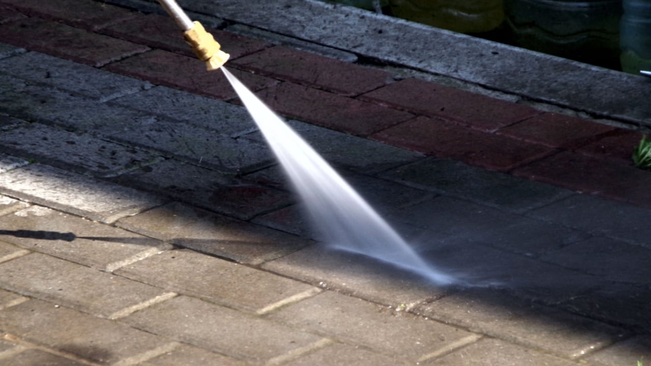 washing tiles with high pressure 