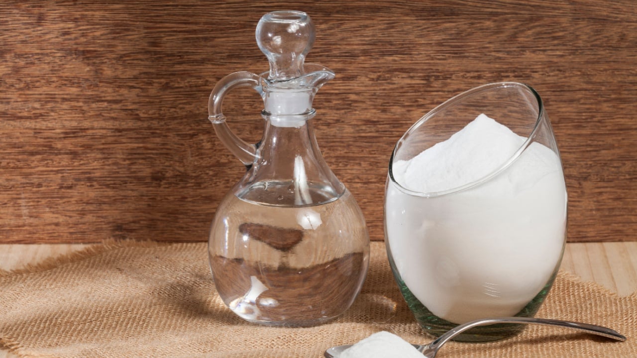 (Baking soda) sodium bicarbonate and vinegar, photo on wooden background.