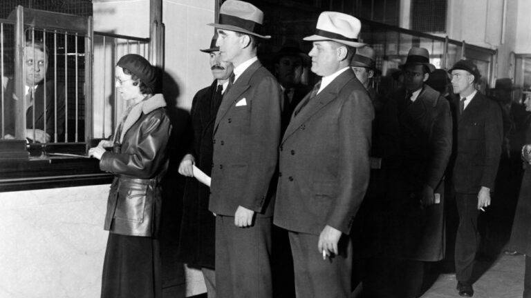 Detroit workers line up at the new Chrysler Emergency Bank at tellers window Mayor Frank Murphy and KT.
