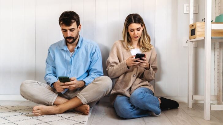 16 Ways Phone Use is Ruining True Human Connections