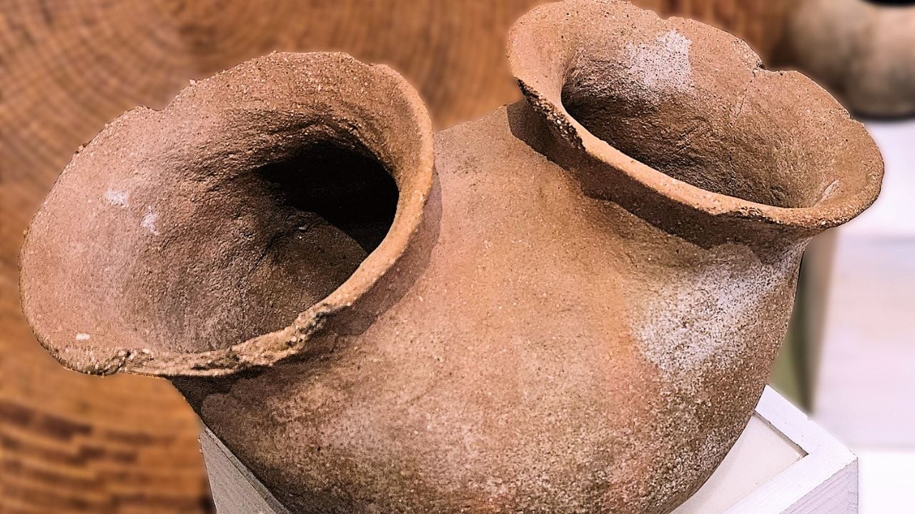 Top view of a Luise&ntilde;o double mouth olla, date unknown. On display at Mission San Luis Rey de Francia.