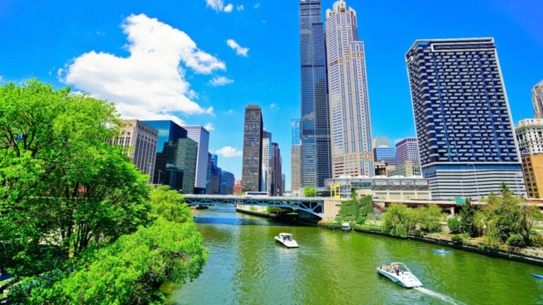 Chicago, USA - May 26, 2018 : View of the city center of Chicago with the tour boats running on Chicago River on a sunny day on May 26, 2018.