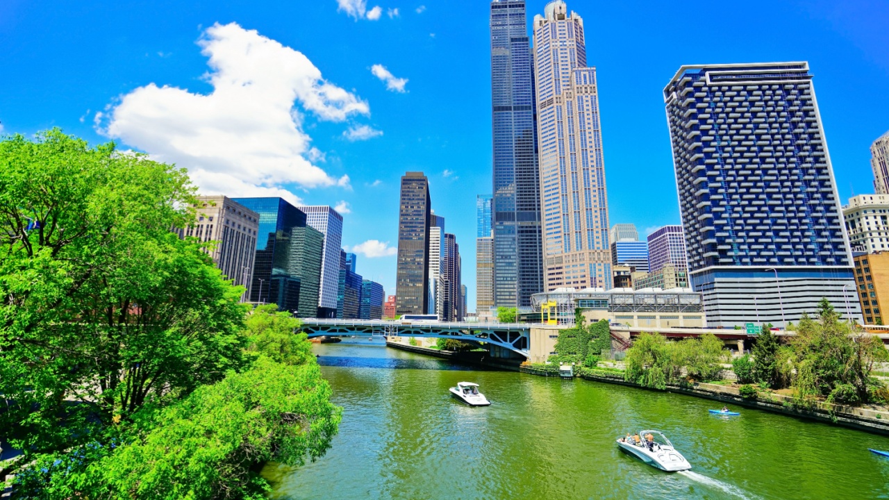 Chicago, USA - May 26, 2018 : View of the city center of Chicago with the tour boats running on Chicago River on a sunny day on May 26, 2018.