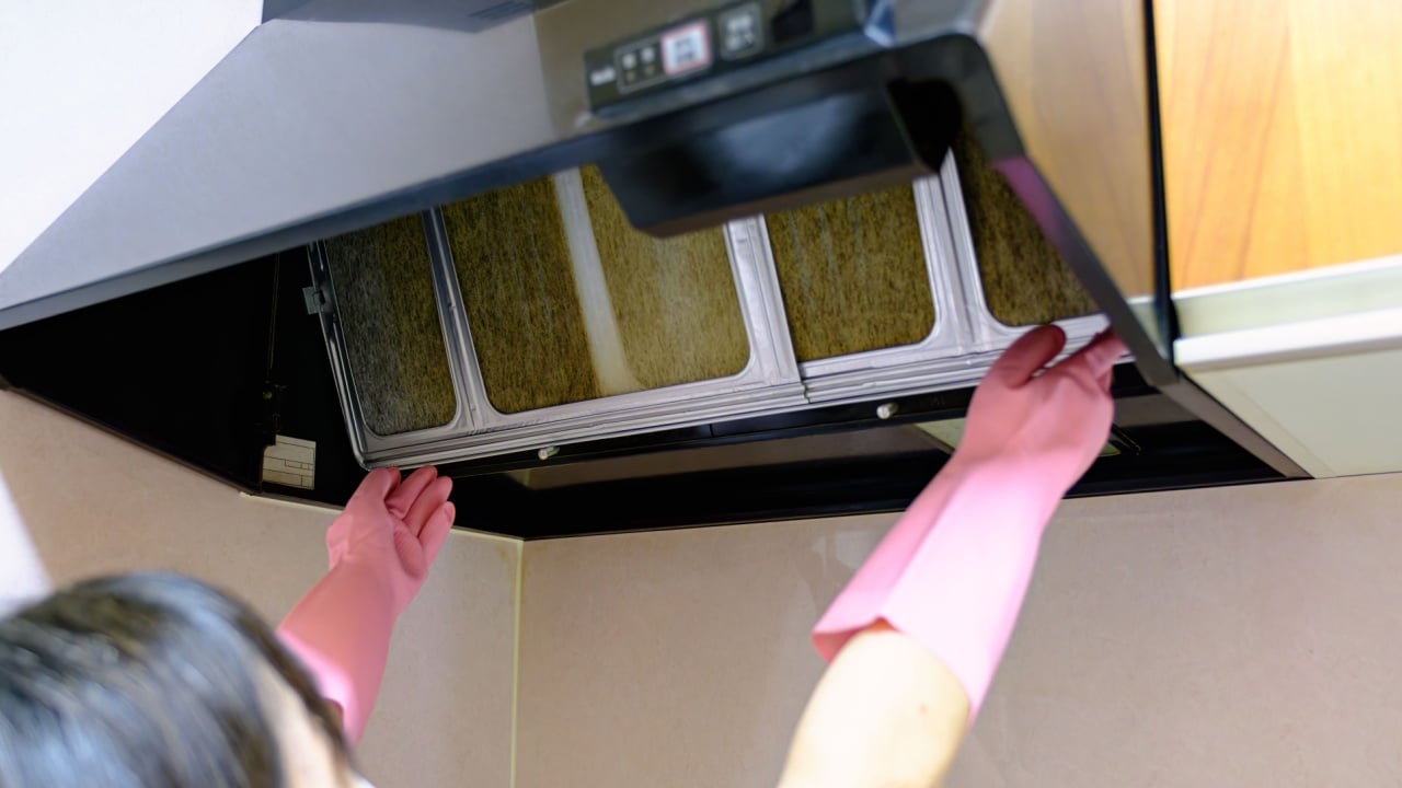 Replacement filter in cooker hood