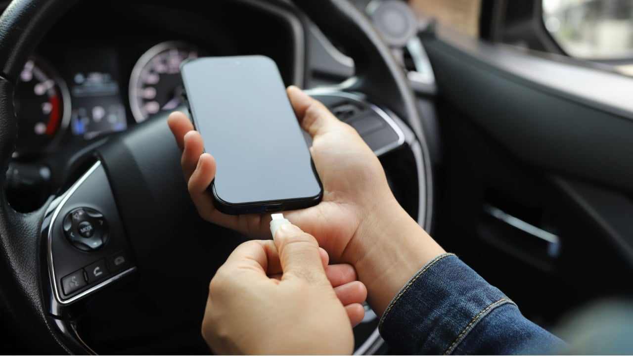 Plug to charge mobile phone in the car.