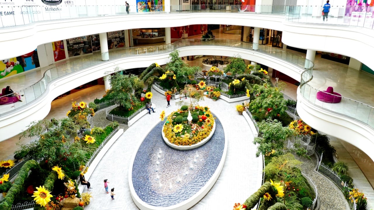 East Rutherford, NJ, USA - Sept. 16, 2025: The massive American Dream shopping mall in the Meadowlands Sports Complex hosts 450 retail tenants, two theme parks, an ice rink and an indoor ski slope.