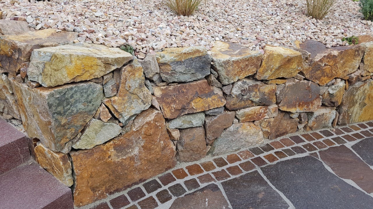 Rock garden, dry stone wall