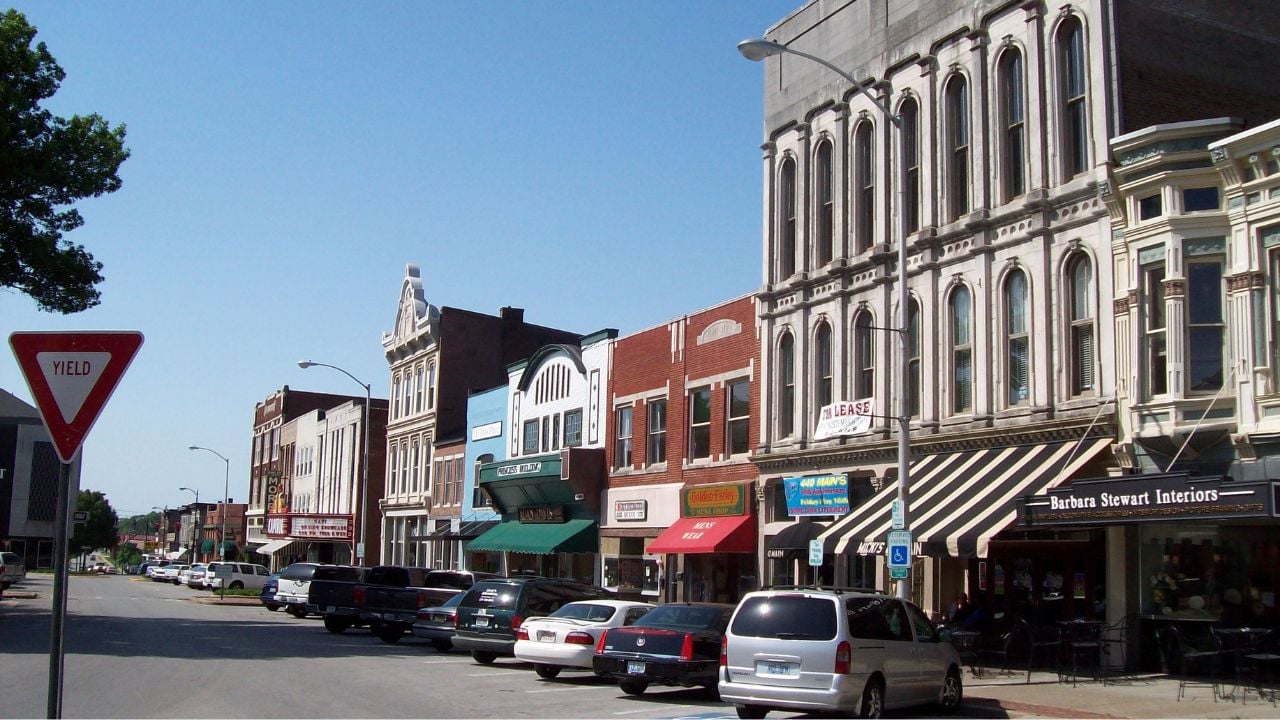 Street scene in Bowling Green, Kentucky, USA (Shops along Fountain Square, downtown)