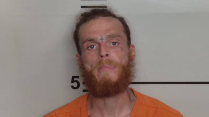 Burglar Wielding a Medieval Weapon Arrested for Forced Entry and Attacking a Resident