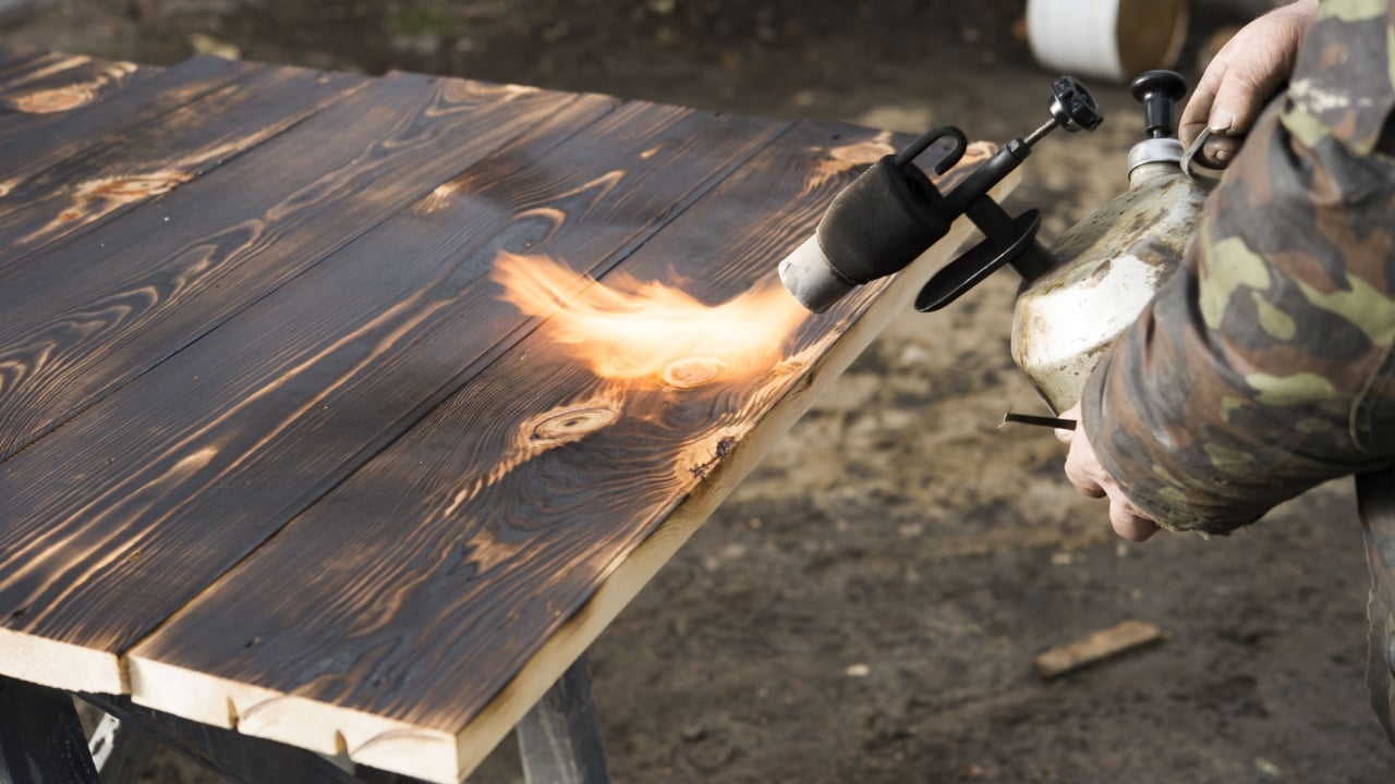 Working with the gas burner for burning wood and artificial aging