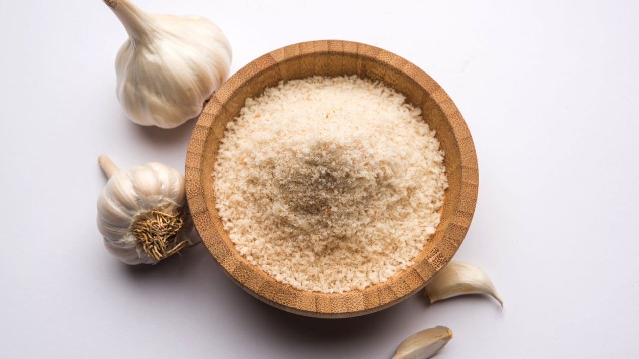 Garlic/Lahsun powder is ground, dehydrated garlic. It's a common seasoning for pasta, pizza and grilled chicken. Over white background, selective focus