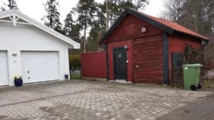 detached garage backyard neighborhood