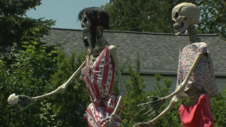 A Wisconsin City Tried to Make a Homeowner Take Down His Giant Skeletons. The Skeletons Won.