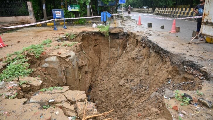A Worsening Sinkhole Has Drivers Turning Around in Neighbors’ Yards