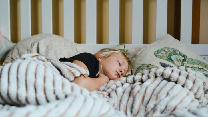 Mom Confused After Her Neighbor Requests Changing Her Kids’ Bedtime