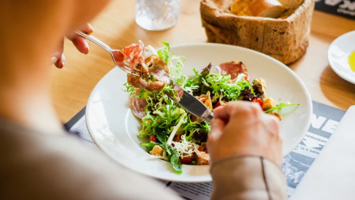 Woman Recovering From Surgery Stunned When Guests Bring Lunch For Everyone But Her