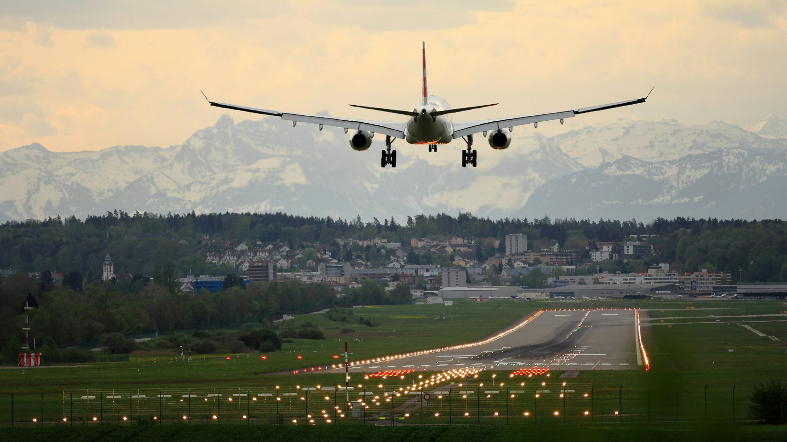 Why Extreme Heat Can Delay Your Flight, Here Are the Airports That Face the Most Risk