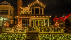 Homeowner Puts Up Autumn Lights, Neighbor Leaves Note Asking Her to Take Them Down
