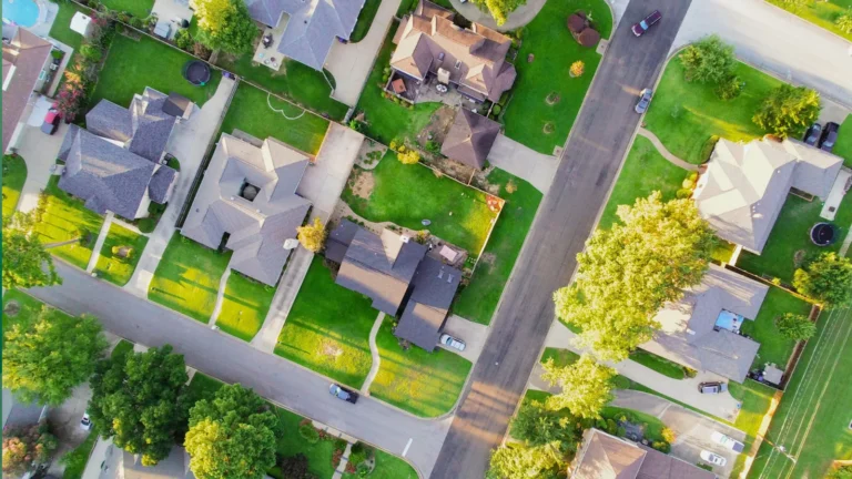 Neighbors warn buyers.